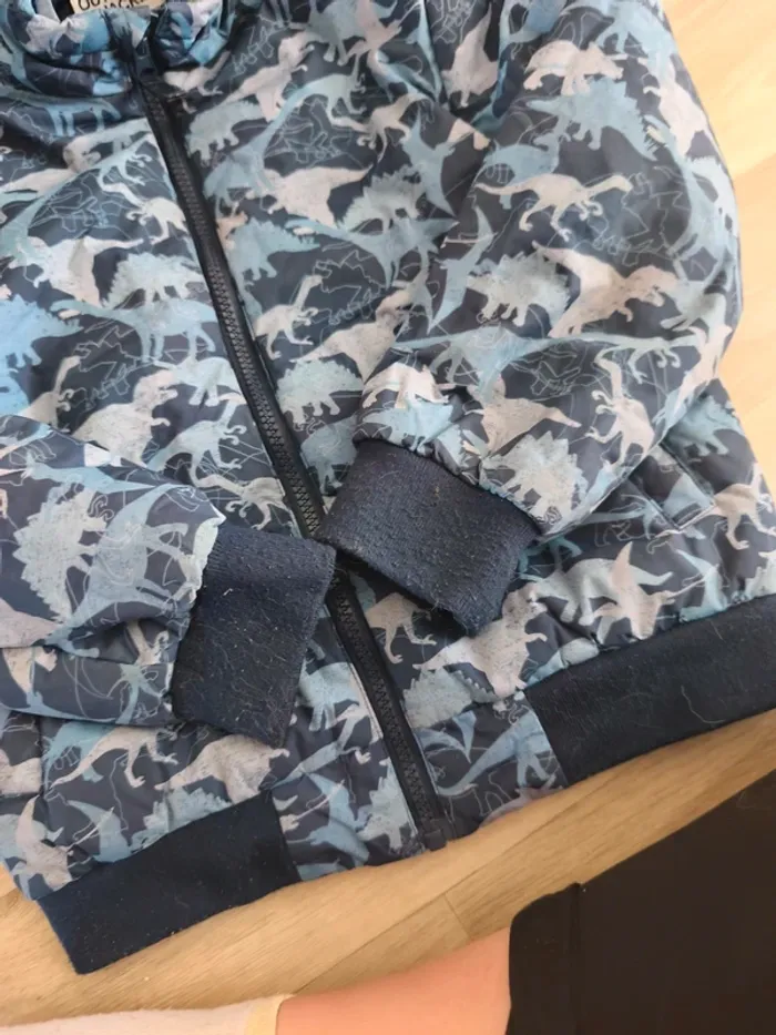 Manteau dinosaure marque Vertbaudet taille 8 ans - photo numéro 3