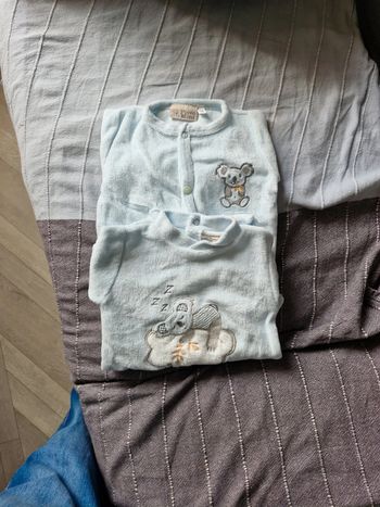 Lot Pyjamas ,bonnet  et chaussons pour bébé