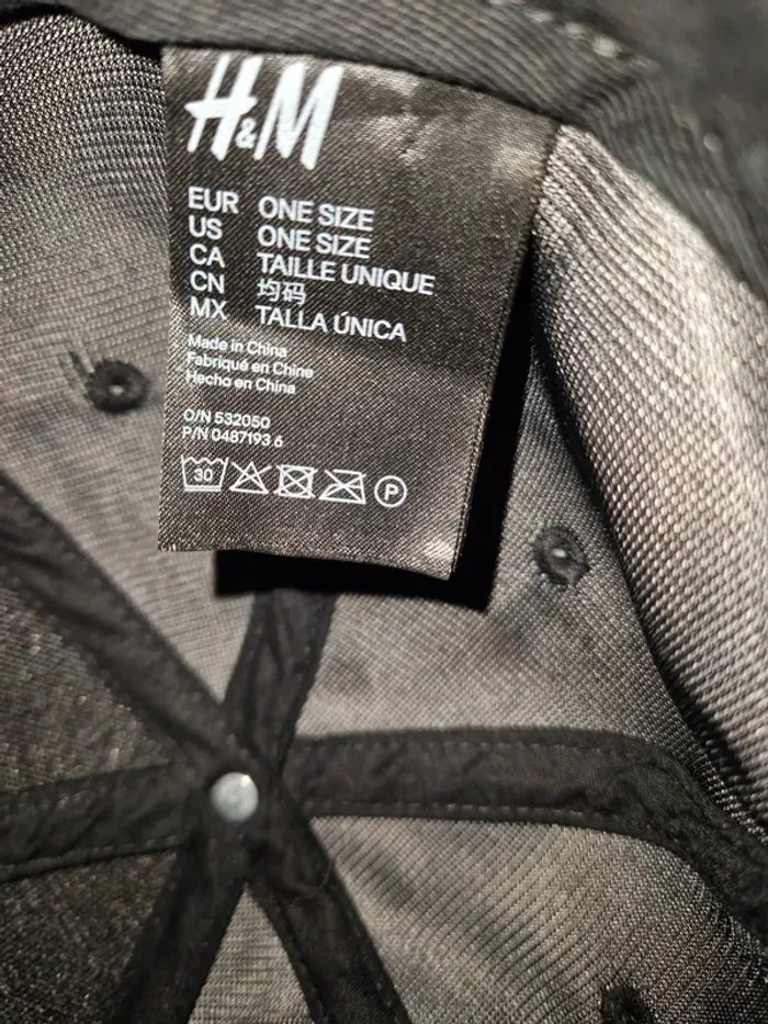 Casquette H&M noir rouge - photo numéro 4