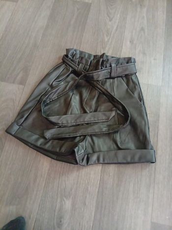 Short imitation cuir
