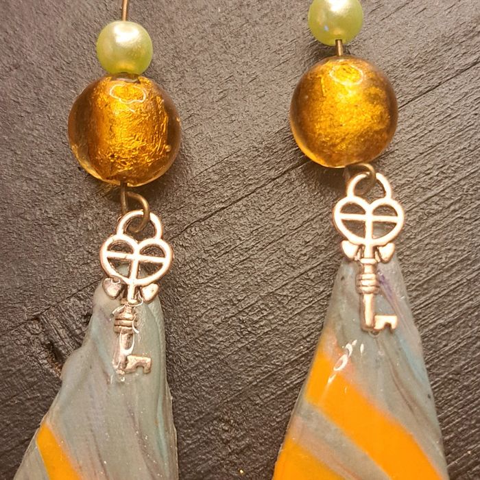 Boucles d'oreilles pendante pâte polymere gris et orange - photo numéro 8