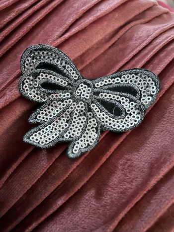 Broche noeud papillon sequins