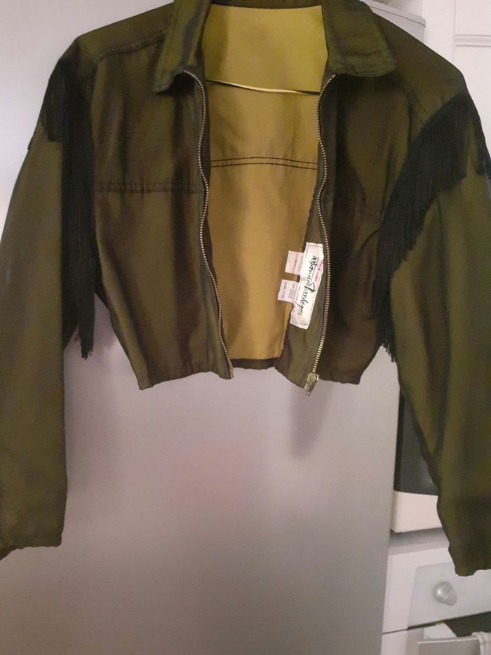 Très joli blouson à franges qui se porte en toutes circonstances