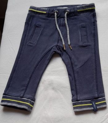 Pantalon bleu un peu legin