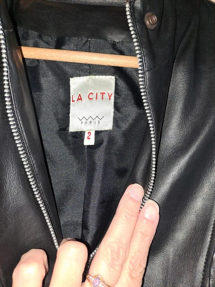 Superbe veste cintrée simili noir femme jamais portée T2 La city magnifique - photo numéro 3