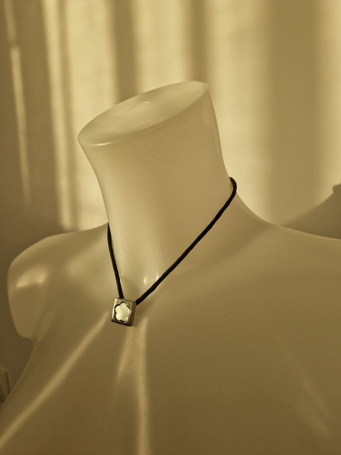 Collier fleur bleu dans un carré argenté - photo numéro 4