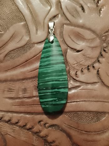 pendentif en plastique vert /vert foncé.