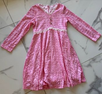 Jolie robe en dentelle rose T. 10 fille neuve