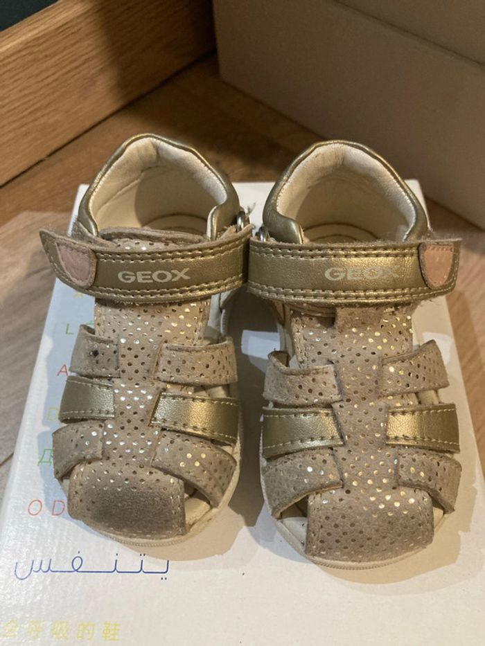 Sandale geox modèle macchia beige /gold taille 19