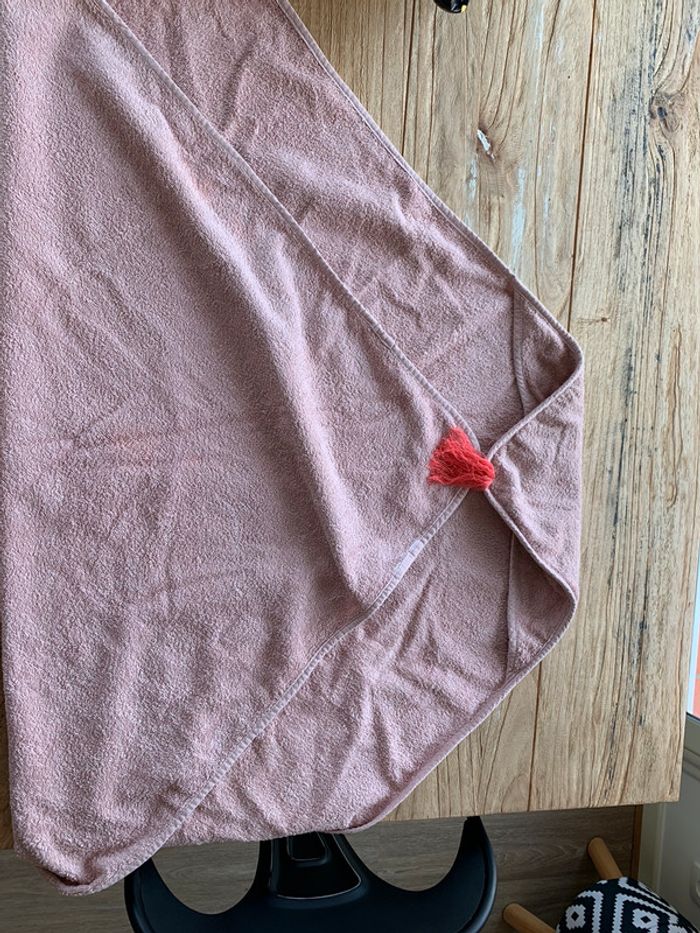 Sortie de bain rose avec pompon