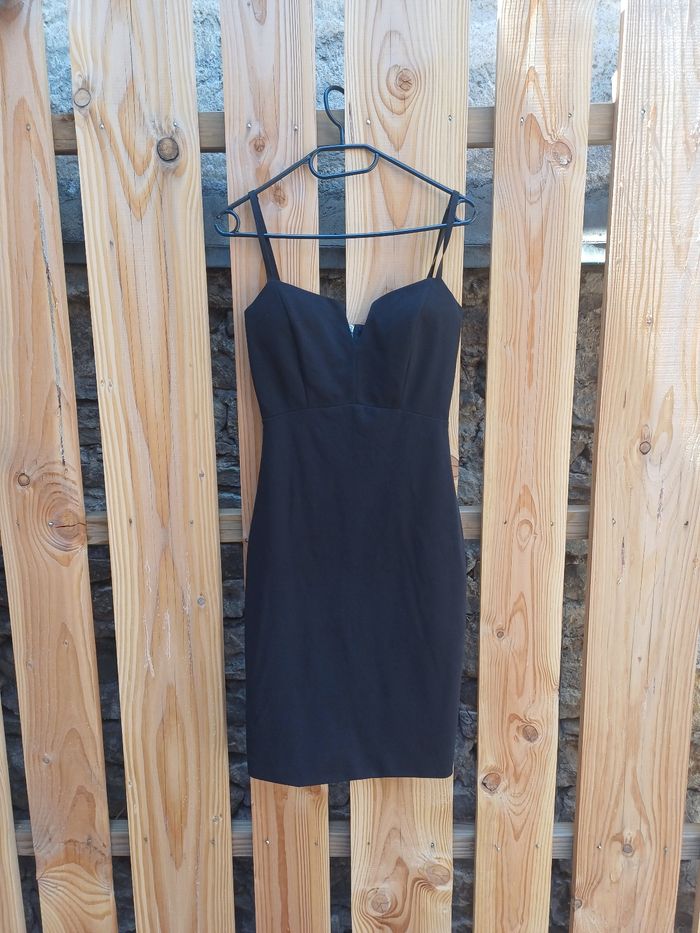 Jolie petite robe noire moulante à bretelles Vera & Lucy