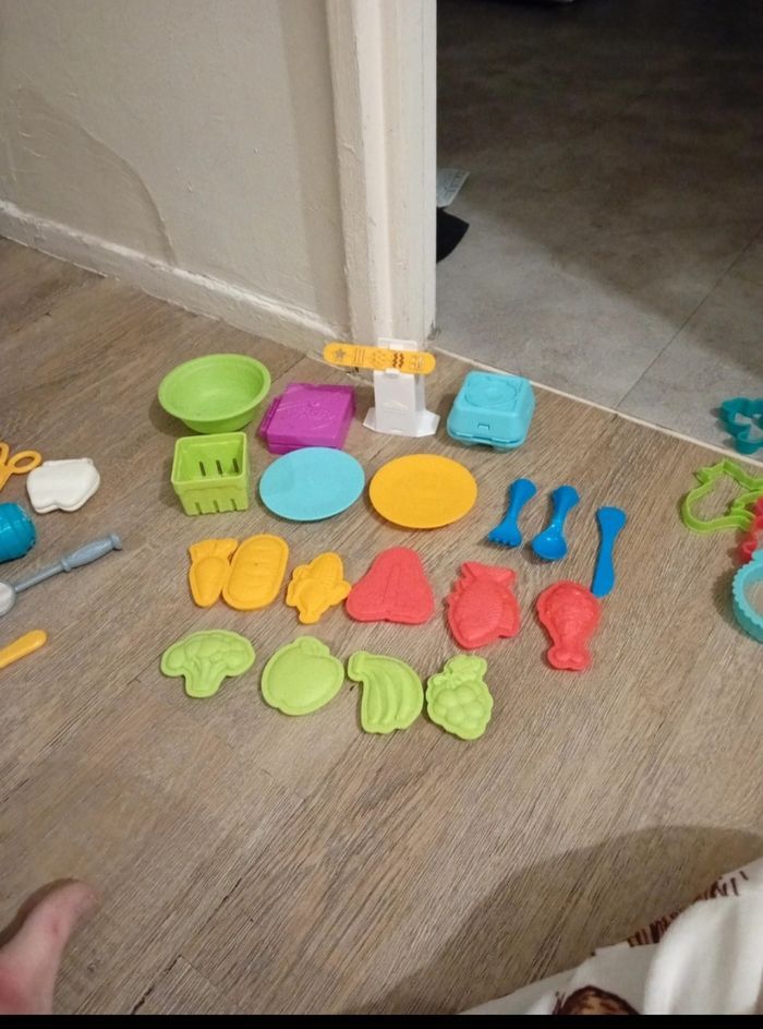 Lot de jouet et pâte à modeler - photo numéro 8