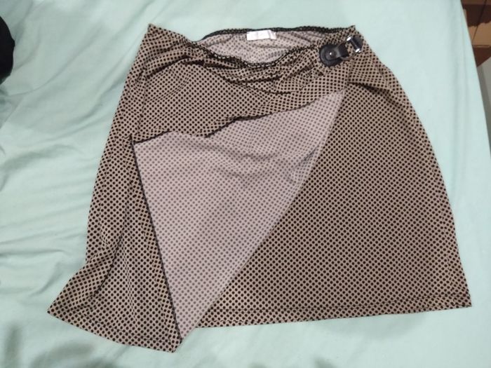 Jupe courte porte feuille à pois noirs