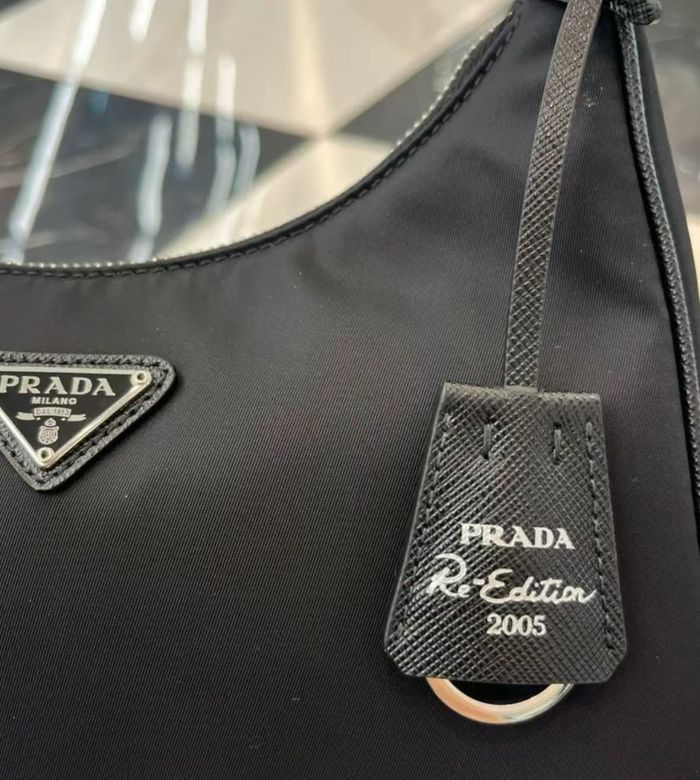 PRADA Réédition 2005 Boucle argentée classique Logo Triangle - photo numéro 4