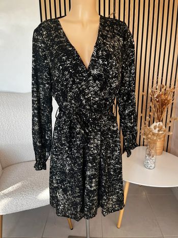 Robe noire et dorée