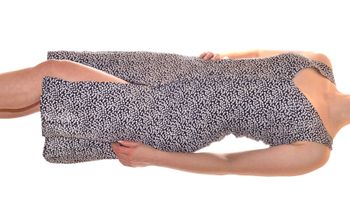 robe sans manches fente décolleté col v taille marquée bleu marine motif floral blanc T36