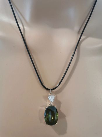 Collier. Vert. Noir