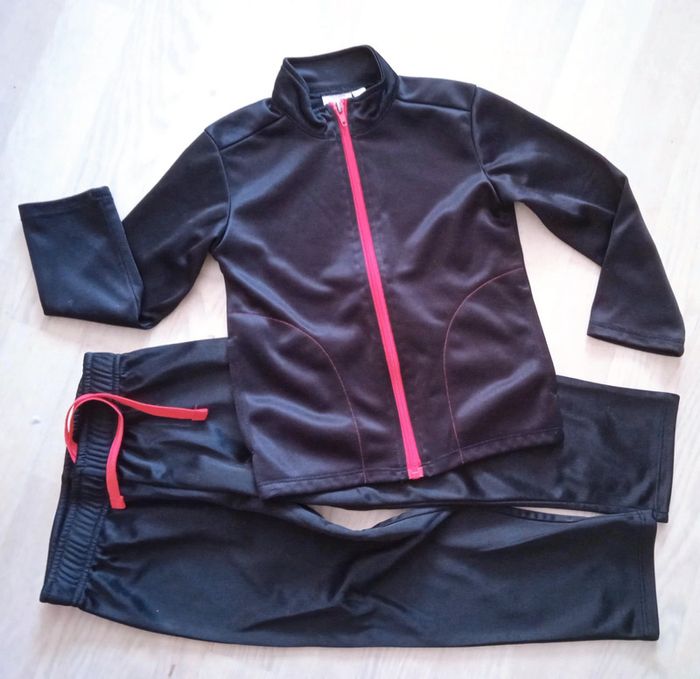 Ensemble de survêtement ou jogging noir et rouge ITS T. 4 ans