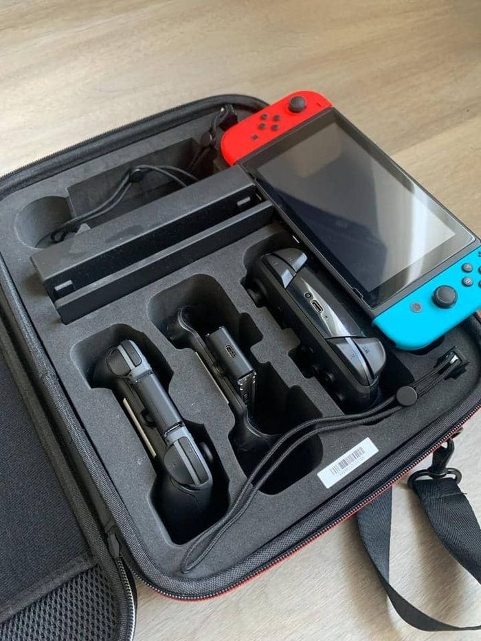 Nintendo Switch (avec emballage d'origine et de nombreux accessoires)
