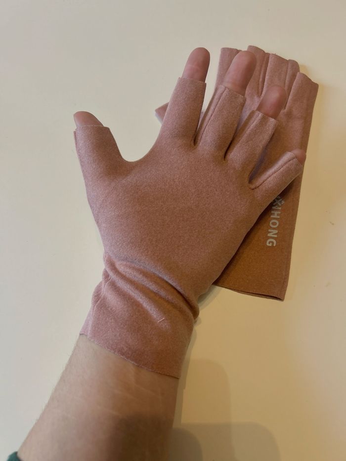 Jolies mitaines NEUVES pour femme  CHAUDES  de couleur rose