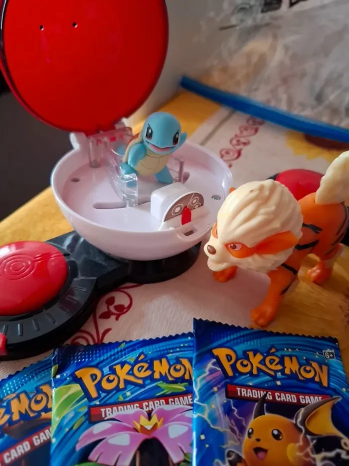 Magnifique lot de pokeball toupie avec figurine ceinture cartes pokemon neuve non officiel - photo numéro 3