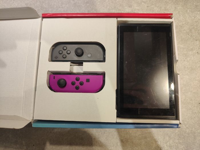 Nintendo Switch 32 Go Console avec Paire de Joy-Con - photo numéro 2
