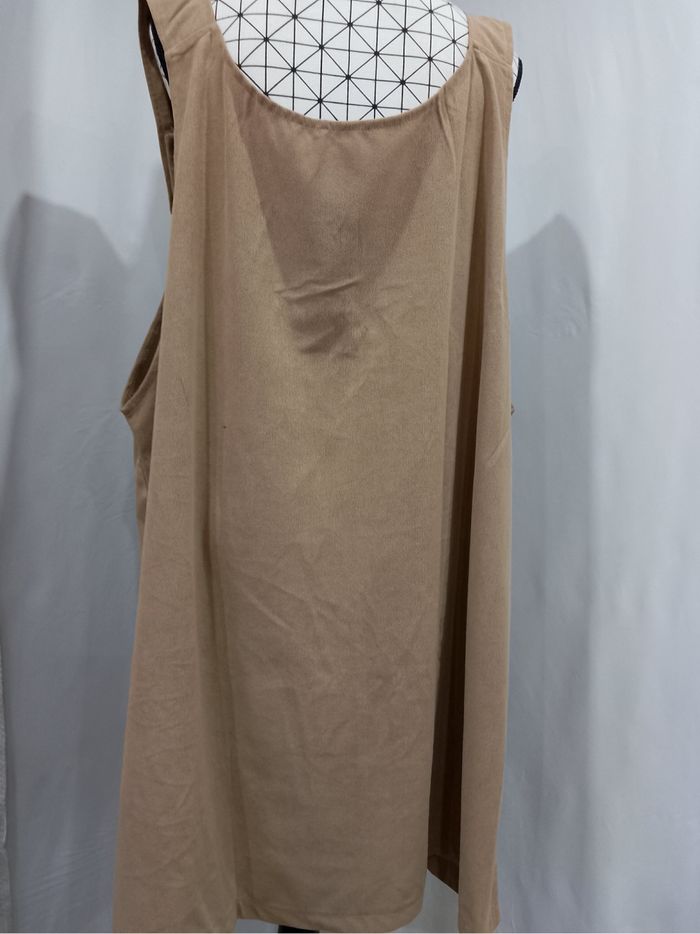 Un charme rétro qui ne se démode jamais 💫 Cette robe débardeur tricotée noire grande taille incarne la mode féminine intemporelle : un design épuré, une matière respirante, et une coupe confortable pensée pour sublimer les courbes avec élégance.  Ses gros - photo numéro 3