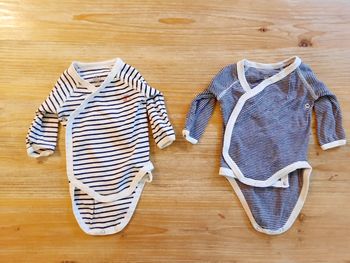 Lot de 8 bodys taille 1 mois manches longues