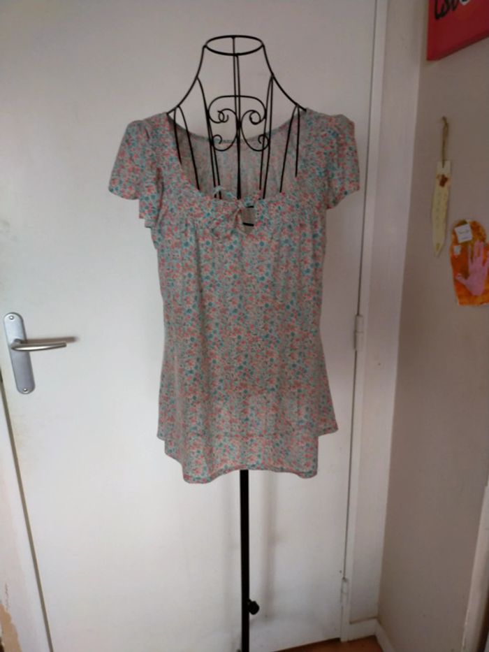 Joli haut fleuri très sympa pour la saison - photo numéro 5