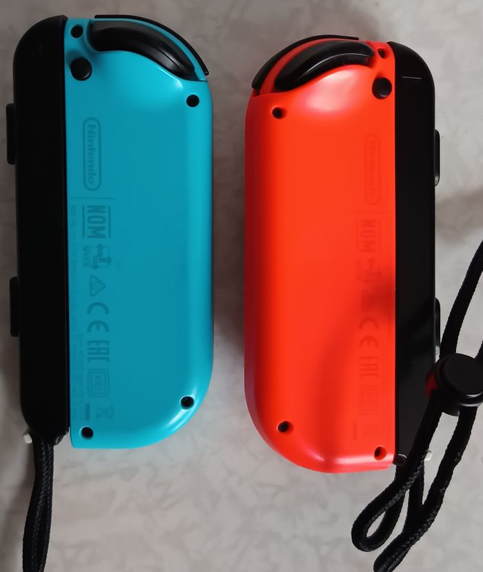 Paire de Joy-Con Nintendo Switch Rouge et Bleu 100% Officiel Nintendo Joycon - photo numéro 2