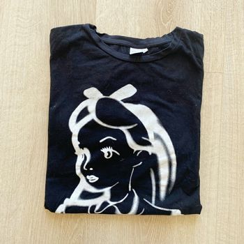Disney Store Alice in Wonderland T-Shirt Noir Light Painting Femme Exclusive Onirique Classic en très bon état (Taille L)