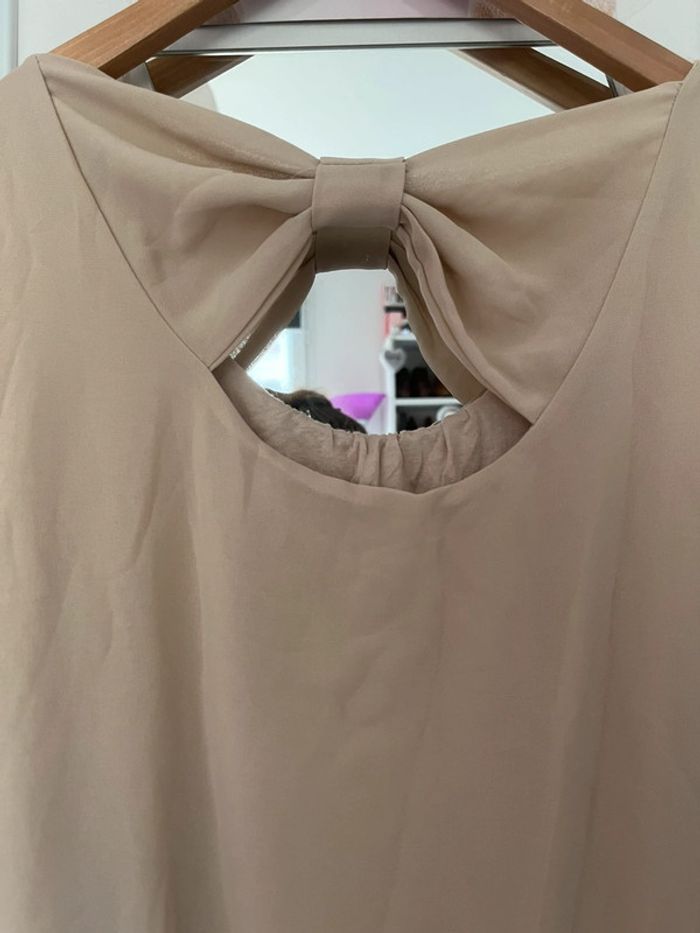 Robe courte en tulle doublé, ceinturé, noeud dans le dos, beige, S , fabriqué en Italie - photo numéro 3