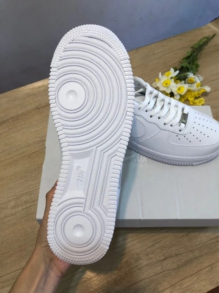 Nike Air Force 1 Low '07  Taille 38 - photo numéro 3