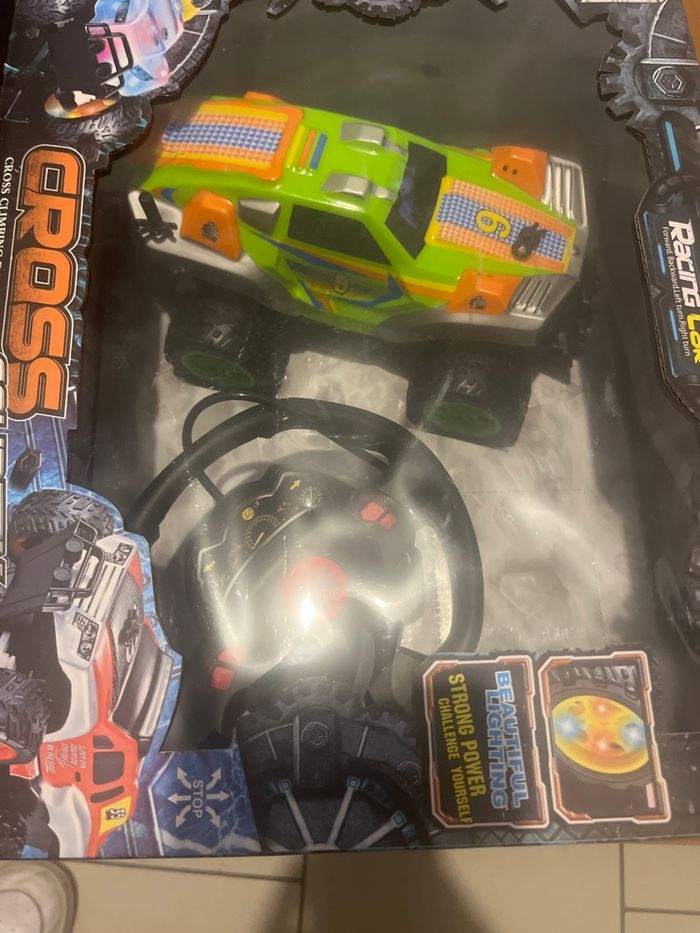 Voiture téléguidée pour enfant de trois ans
