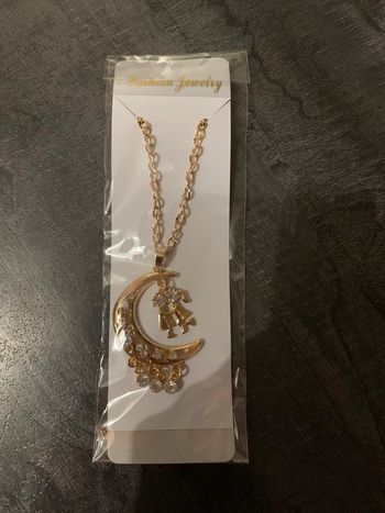 Collier lune amoureux doré.