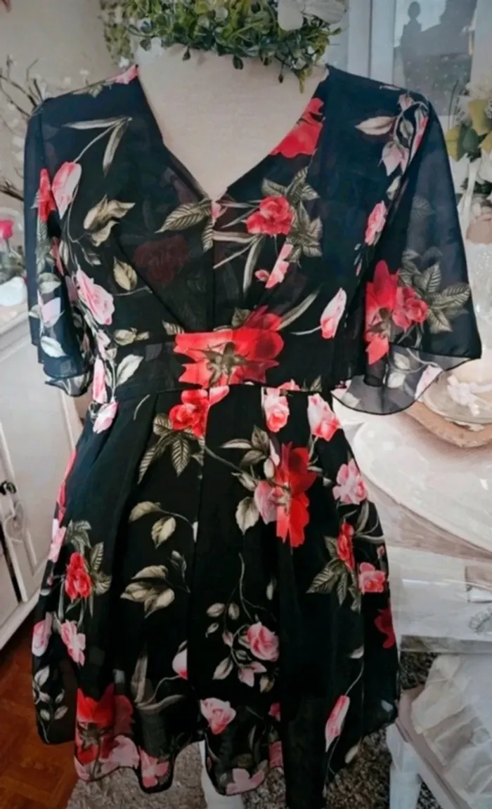 Combi short noir fleurs rouges dos nu Taille 36/38 Neuf - photo numéro 3