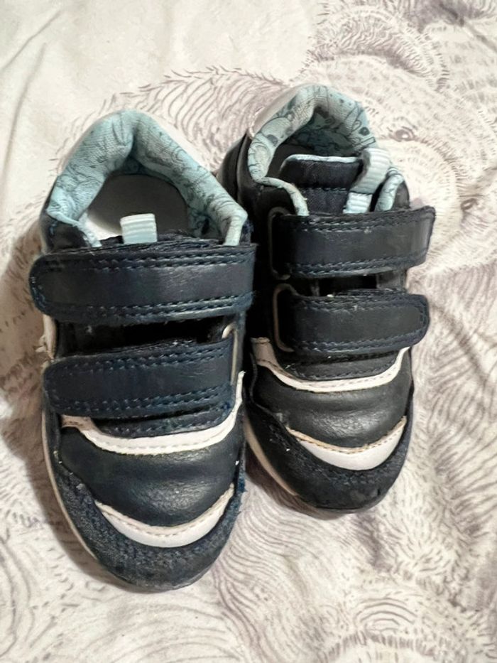 Très jolies baskets de bébé