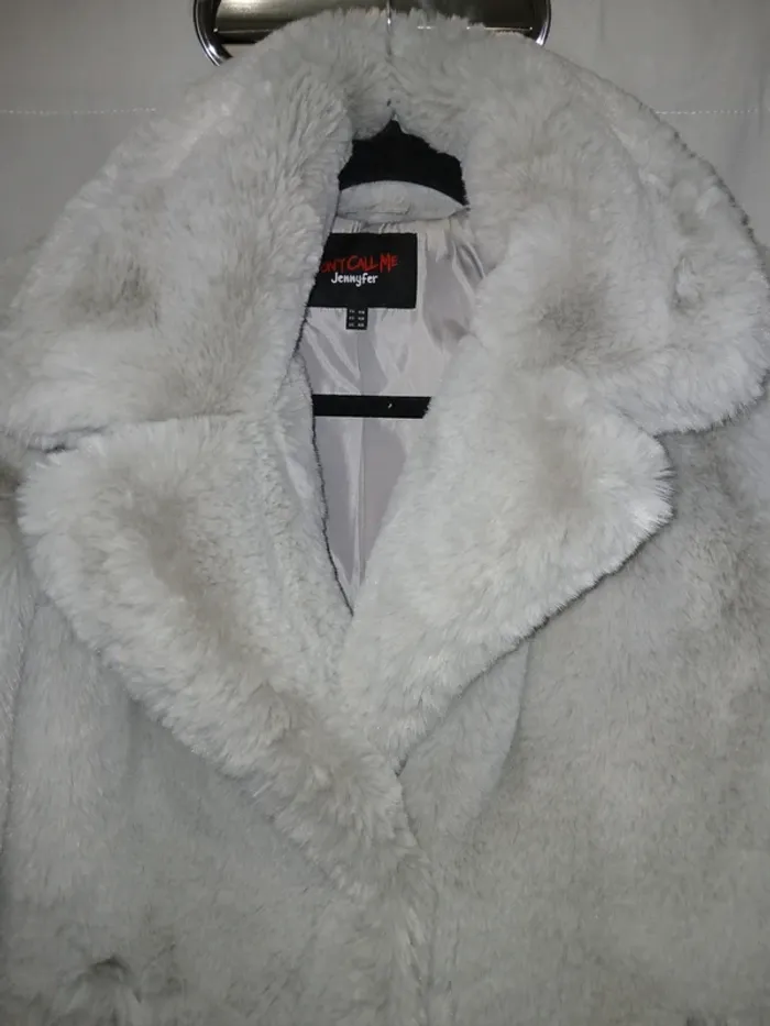 🩷 Manteau en fausse fourrure gris clair  taille Xs – Look d’hiver élégant. - photo numéro 5
