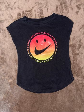 T-shirt Nike fille taille 3 ans en très bon état.