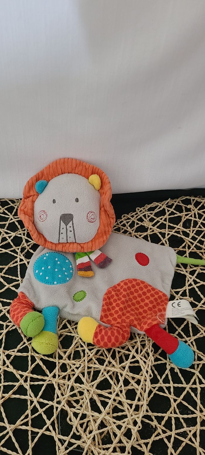 Doudou plat lion gris orange rouge bleu jaune vert NICOTOY - photo numéro 3