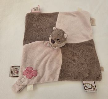Doudou Ecureuil carré plat marron et rose - Fleur - Noukies