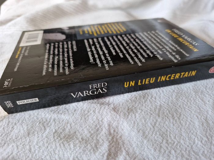 Livre Un lieu incertain de fred Vargas - photo numéro 3