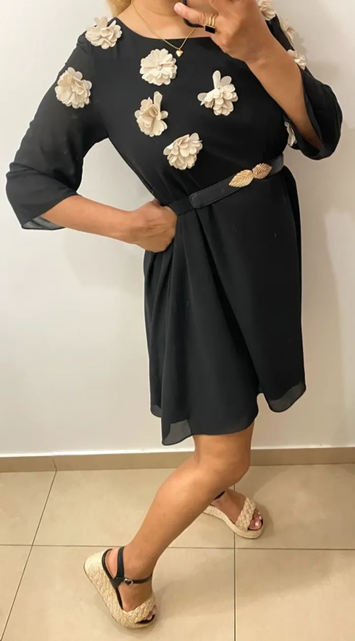 Superbe Robe Noire Chic Avec Fleurs - photo numéro 3