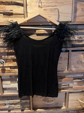 T-shirt épaulettes plumes