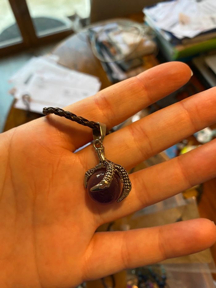 Collier avec pendentif griffe dragon et sphere en améthyste - photo numéro 2