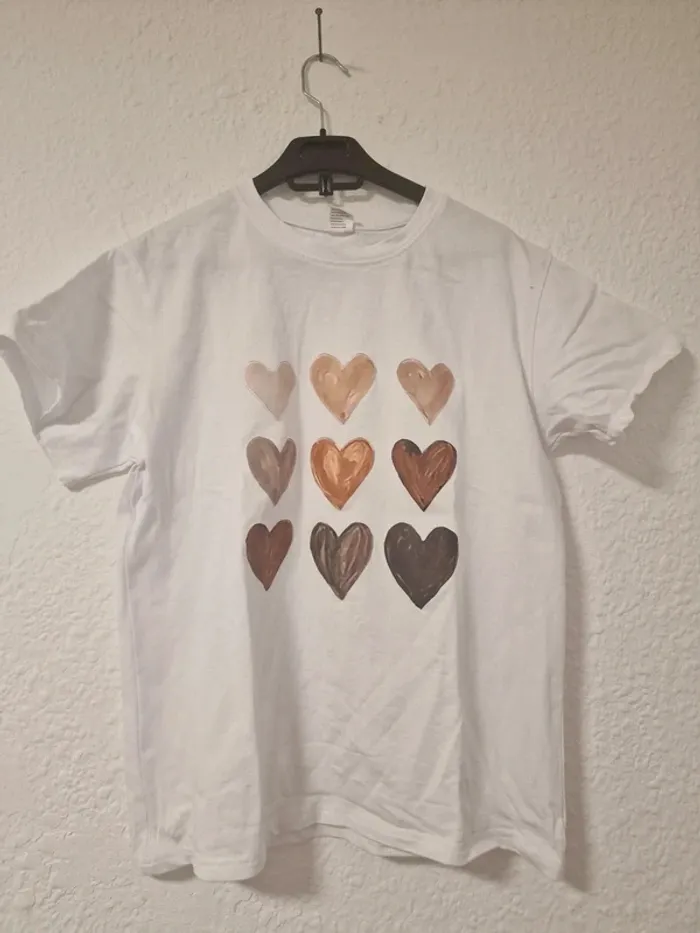 T-shirt blanc à motif cœur