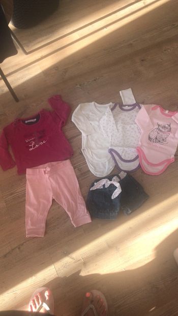 Lot vêtements fille 6 mois bodie teeshirt short pantalon