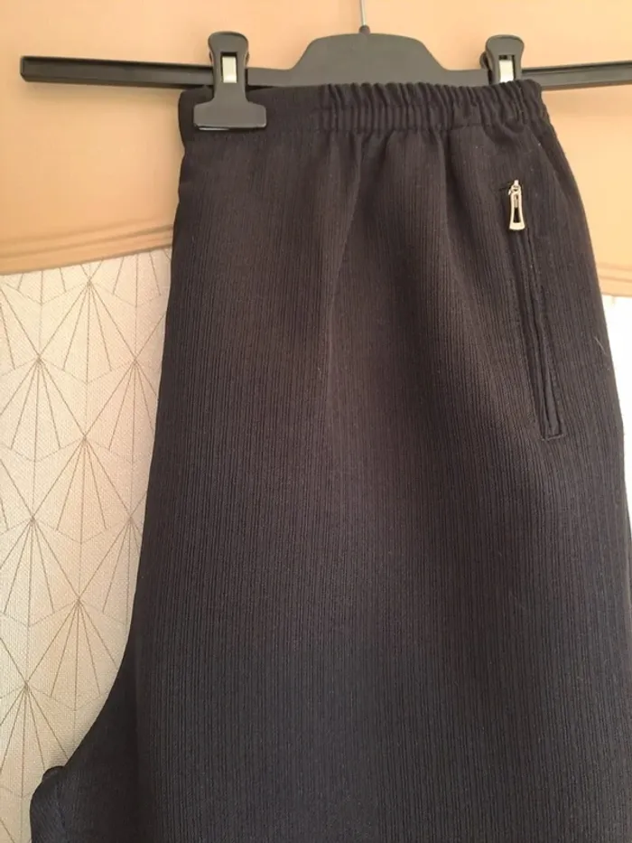 Pantalon noir femme T5 comme neuf joli tissu côtelé - photo numéro 4