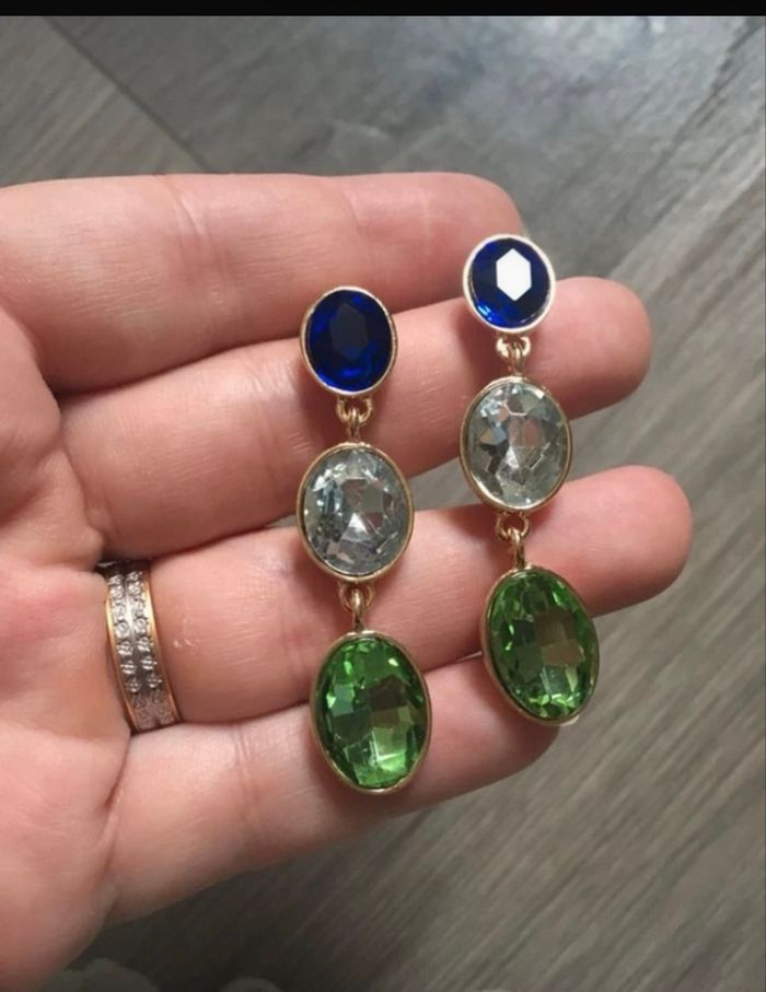 Jolies boucles d’oreilles pendantes NEUVES avec pierres couleurs bleu foncé, blanc et vert - photo numéro 4