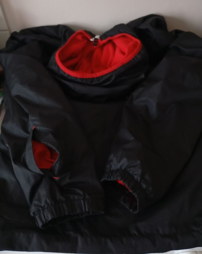 Coupe-vent blouson avec capuche.Taille S .Mixte . Decathlon ..Polyester.Noir et rouge . État neuf . - photo numéro 10